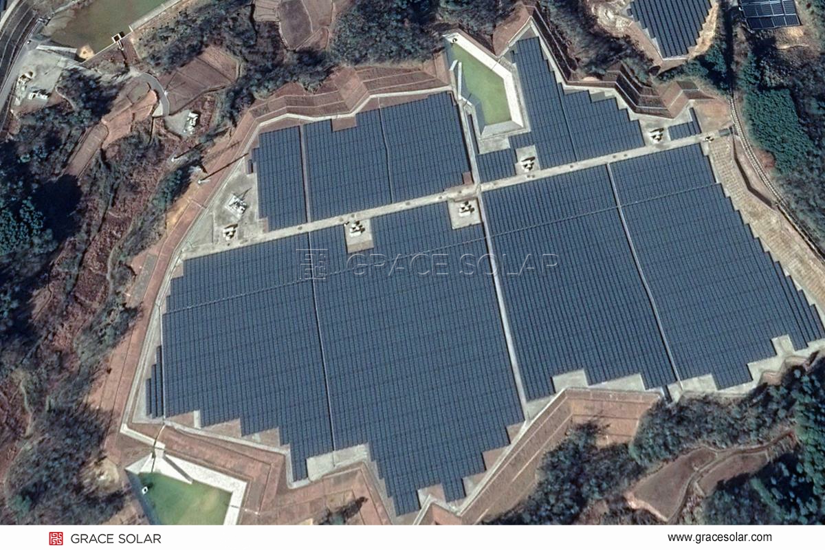 Paneles solares resistentes a tifones en techo tradicional japonés con sistema Grace Solar